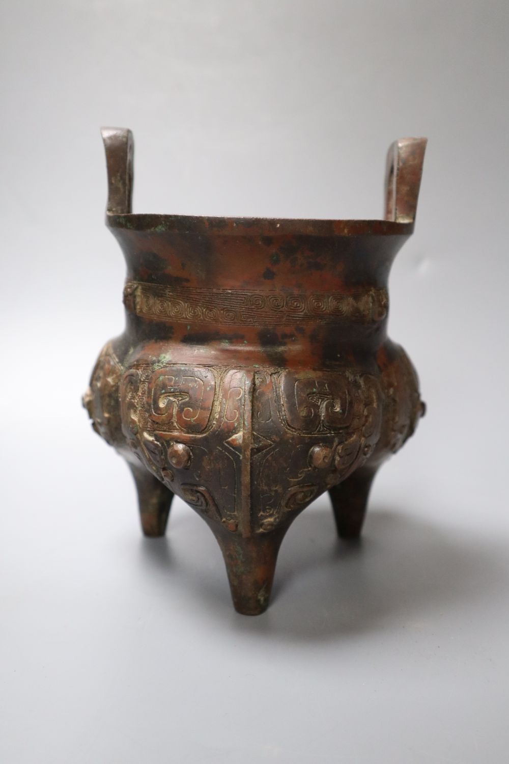 A Chinese archaistic bronze tripod vessel, 16cm